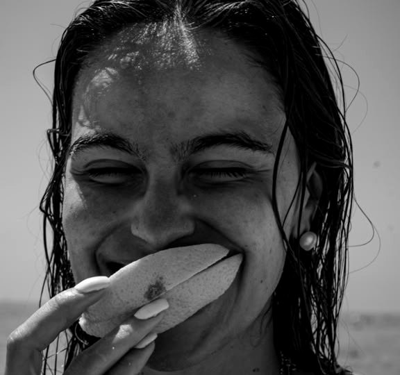 Juliana Brochado riendo en la playa